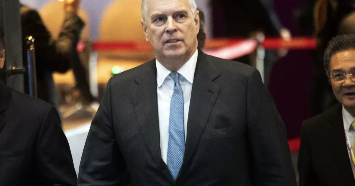 Екс-принц Ендрю взяв мільйони у батьків і брата, щоб виплатити Вірджинії Джуффре — The Sun