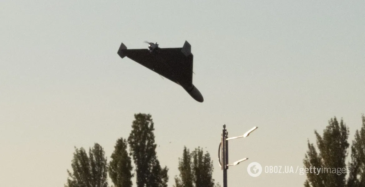 У Києві уламки впали на будівлю медзакладу: що відомо про пошкодження