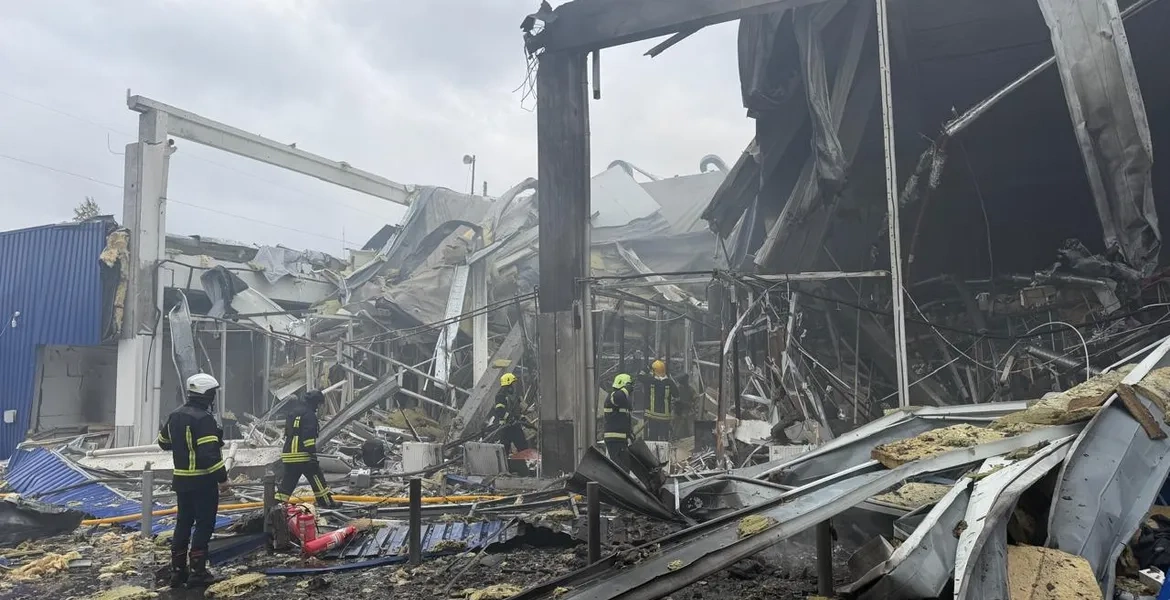 У Рівному після ворожого удару по «Метро» пошкоджені будинки: фото й відео