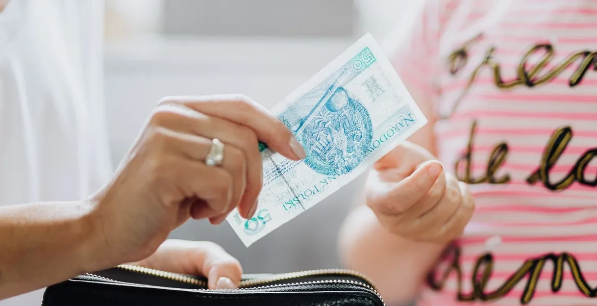 Виплати українським біженцям у ЄС можуть змінити: кого це торкнеться