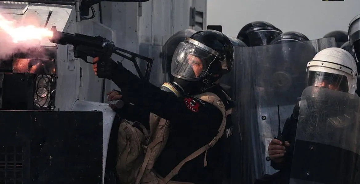 В Албанії протестувальники намагалися штурмувати уряд: поліція застосувала газ і водомети
