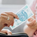 Виплати українським біженцям у ЄС можуть змінити: кого це торкнеться