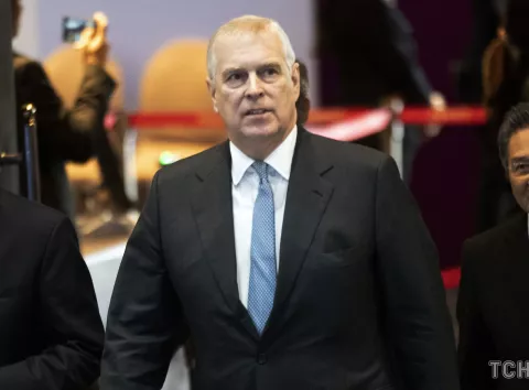 Екс-принц Ендрю взяв мільйони у батьків і брата, щоб виплатити Вірджинії Джуффре — The Sun