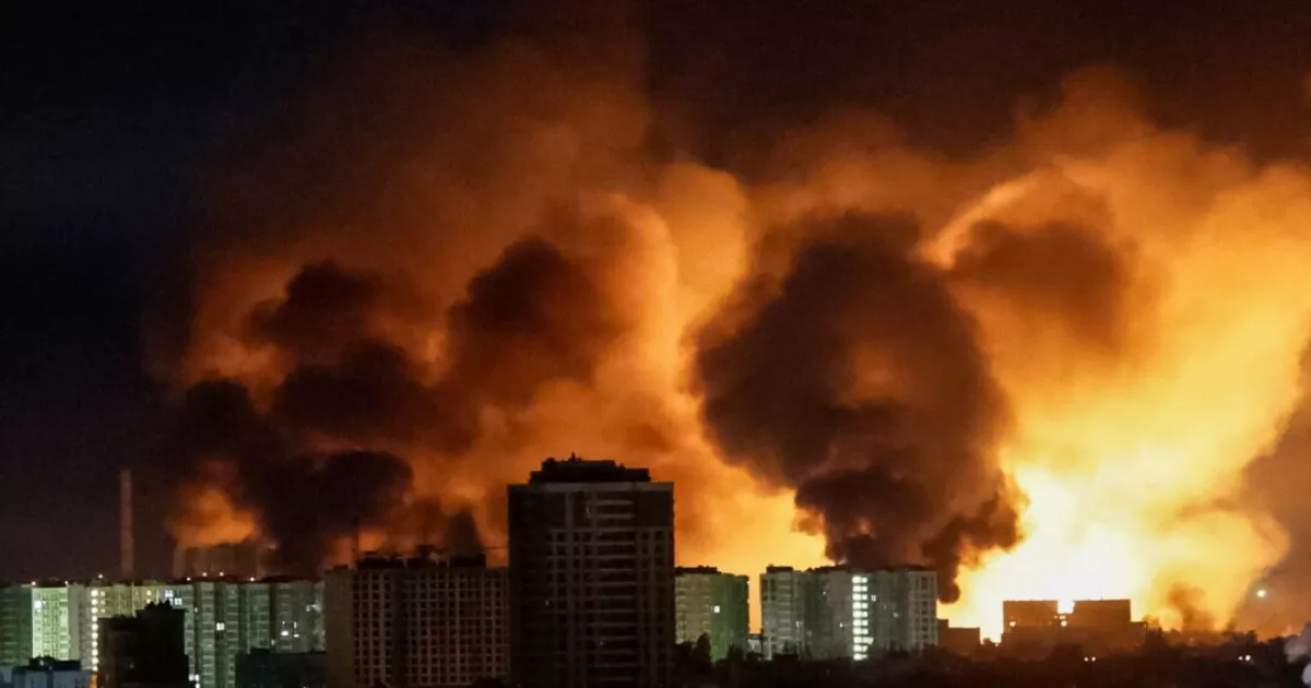 росія вдарила по Києву балістикою й «Шахедами»: пошкоджені АЗС і багатоповерхівки — що відомо