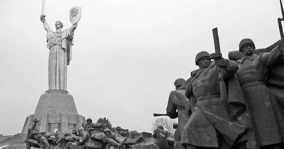 Обстріл 'Батьківщини-Матері': росіяни пошкодили меморіал у Києві (фото)