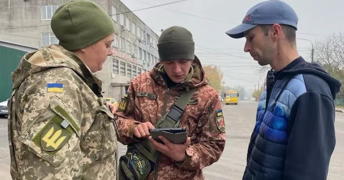 Українці пов'язали роботу ТЦК із браком демократії — подробиці