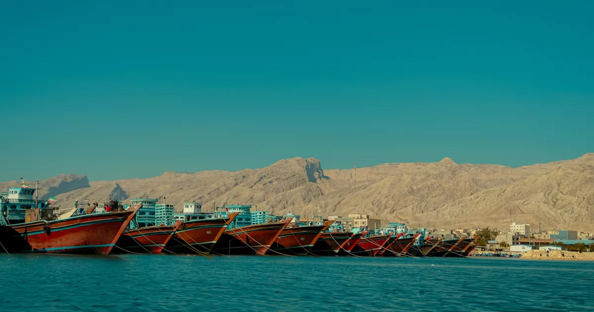 Персидський залив цікавить не лише Трампа: у відео білі сфери, що ніби порушують закони фізики