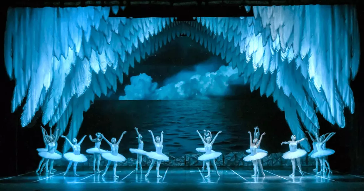 «Лебедине озеро» замість новин: що відомо про телевізійний код розпаду імперії