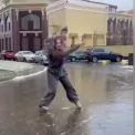 Одеситка на ковзанах влаштувала танці на зледенілій дорозі