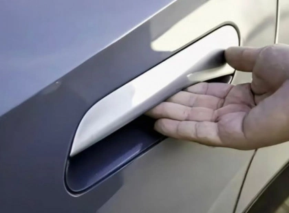 Небезпечна функція: популярна «фішка» електромобілів Tesla тепер під забороною