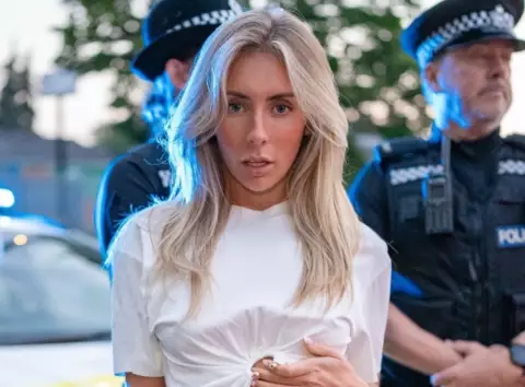 «Мене не впіймаєте!» – Бонні Блу знову наробила галасу на футбольному матчі