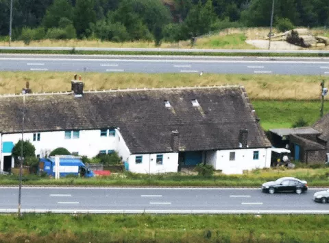 Не ризикнули знести: будинок посеред жвавої траси стоїть прямо над розломом (відео)