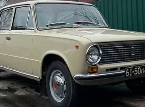 Доступна капсула часу: в Україні продається 45-річна «копійка» ВАЗ у новому стані (фото)