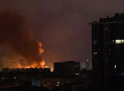 РФ б'є по Україні дронами й балістикою: вибухи в Києві та Дніпрі, у центрі Харкова падають БПЛА