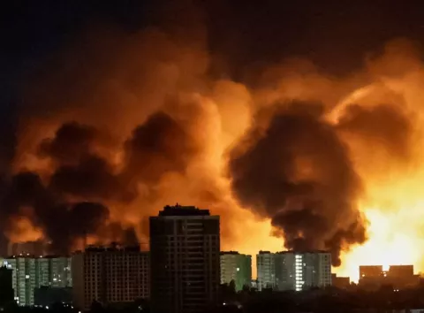 росія вдарила по Києву балістикою й «Шахедами»: пошкоджені АЗС і багатоповерхівки — що відомо