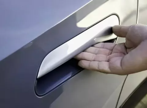 Небезпечна функція: популярна «фішка» електромобілів Tesla тепер під забороною