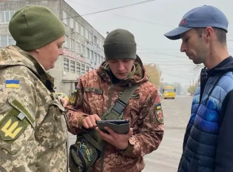 Українці пов'язали роботу ТЦК із браком демократії — подробиці