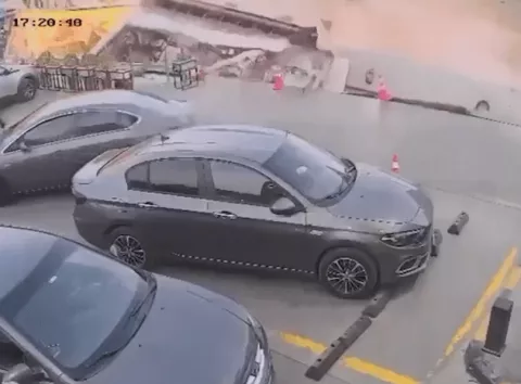 АЗС в Єгипті раптово провалилася під землю на очах водіїв — момент потрапив на відео