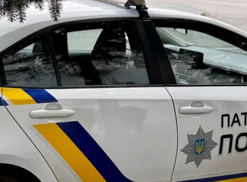 «Дно пробито»: на Оболоні при -6°С почали ямковий ремонт дороги — відео