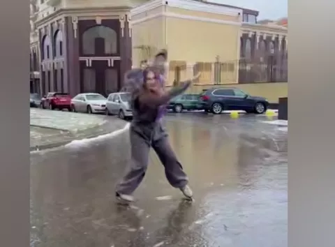 Одеситка на ковзанах влаштувала танці на зледенілій дорозі