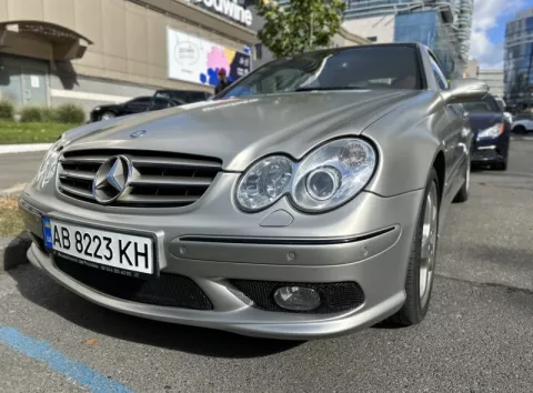 Випустили лише 11: в Україні помітили унікальний кабріолет Mercedes W124 (відео)