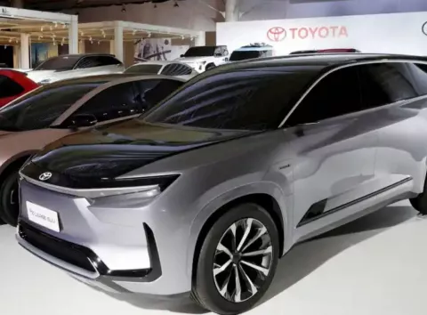 Toyota Highlander переродився: став електрокаром і змінився до невпізнання