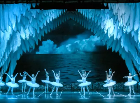 «Лебедине озеро» замість новин: що відомо про телевізійний код розпаду імперії